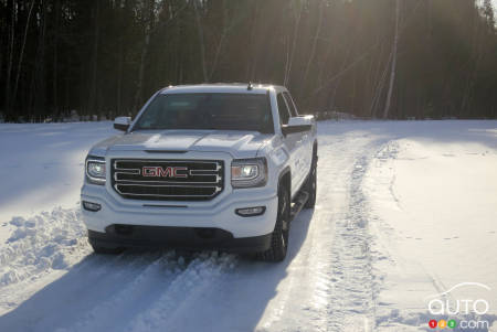 Pour la version LS de l’Observe GSi-6, Toyo avait prévu des excursions en sentier enneigé au volant de pick-up GMC.